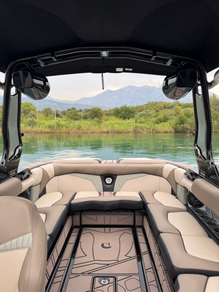 Centurion_2023_Fi23_used_boat_exterior-1