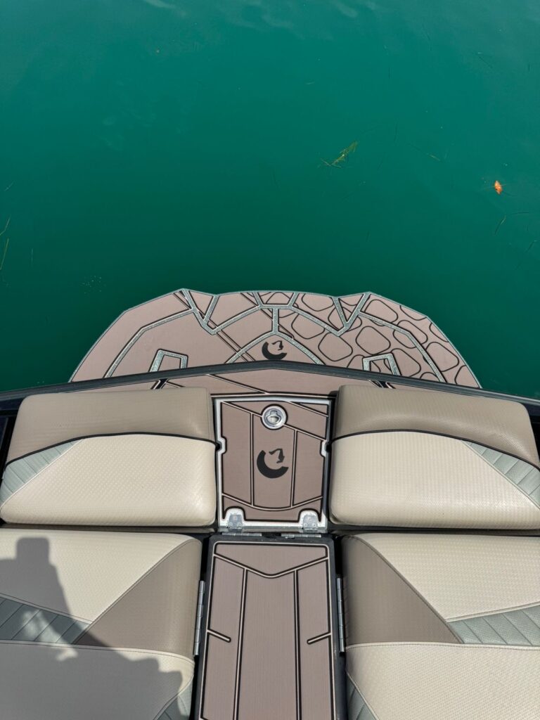 Centurion_2023_Fi23_used_boat_exterior-3