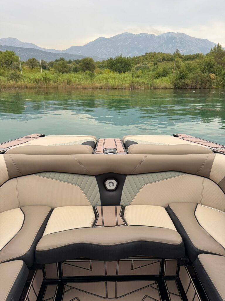 Centurion_2023_Fi23_used_boat_exterior-4