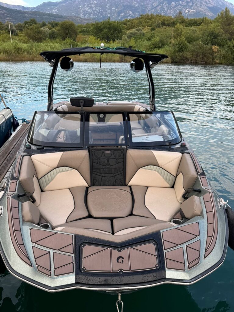 Centurion_2023_Fi23_used_boat_exterior-7