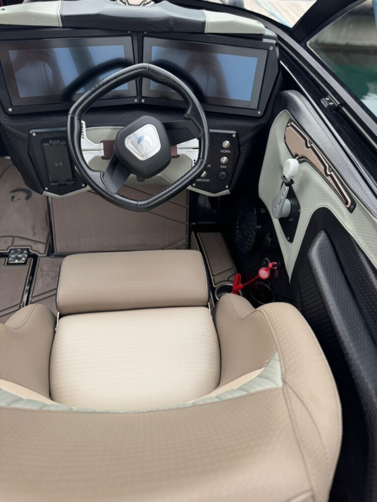 Centurion_2023_Fi23_used_boat_interior-4