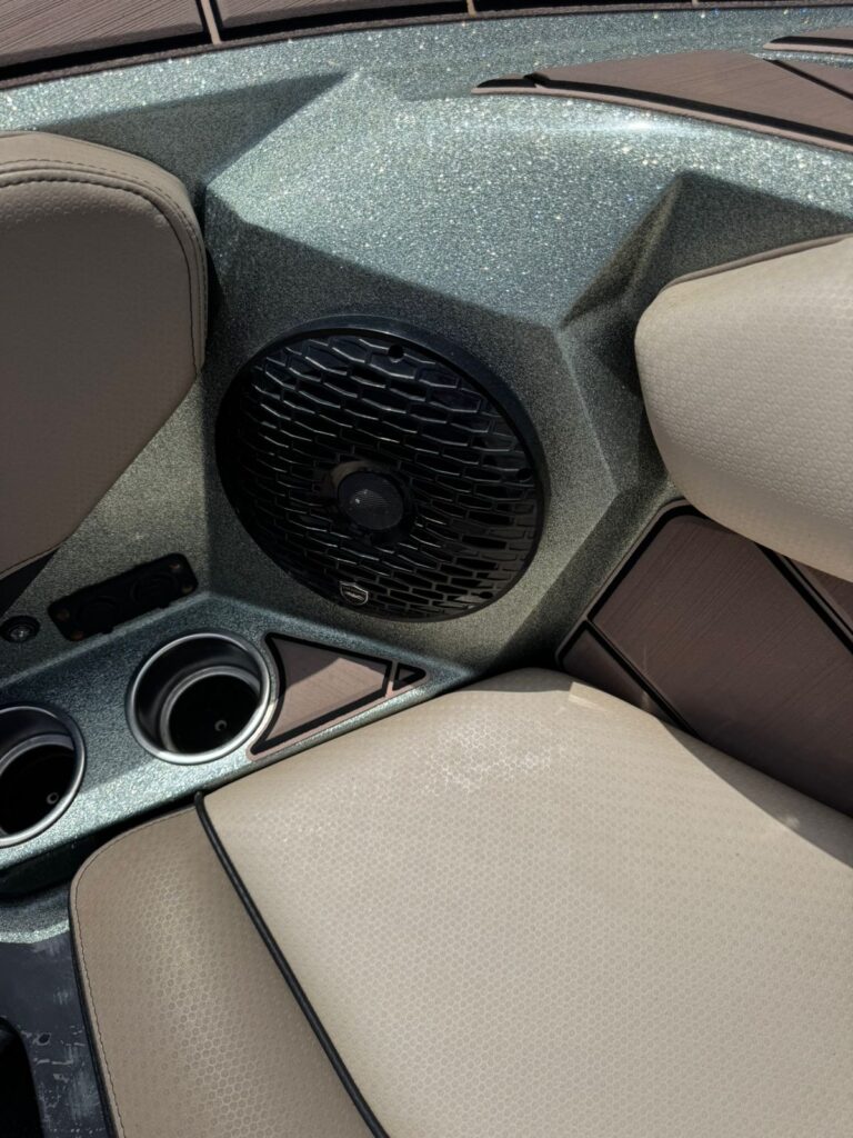 Centurion_2023_Fi23_used_boat_interior-6