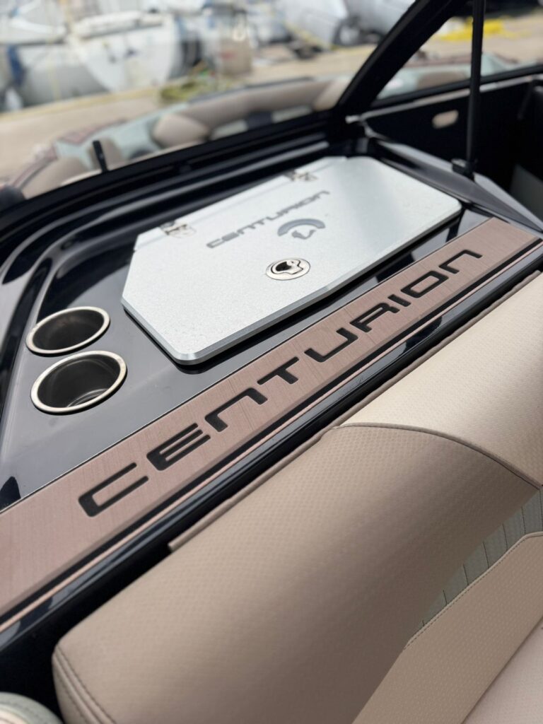 Centurion_2023_Fi23_used_boat_interior-7