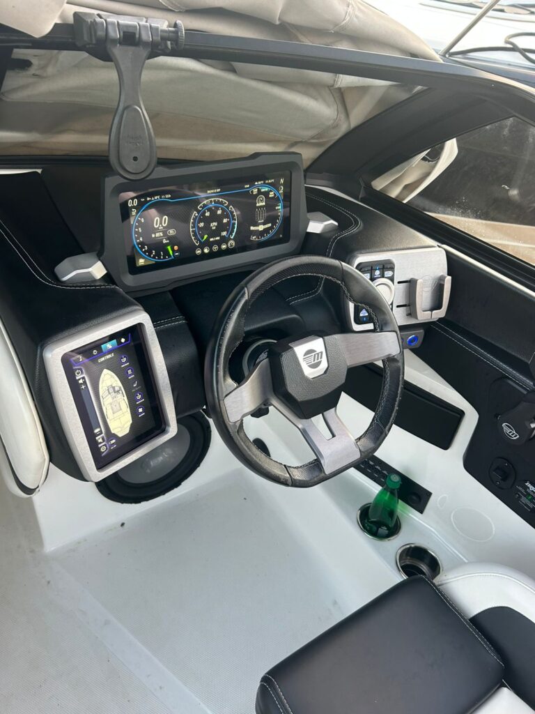 Malibu_2022_22LSV_used_boat-11