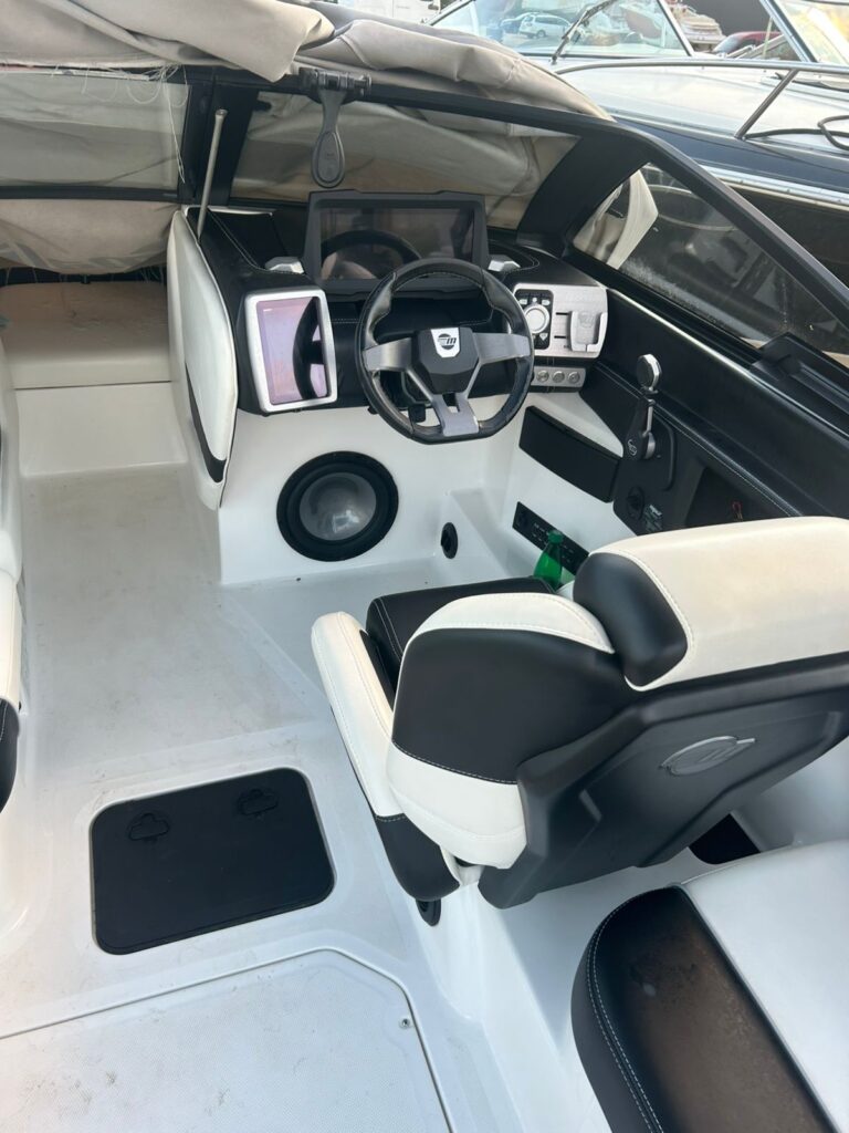 Malibu_2022_22LSV_used_boat-14