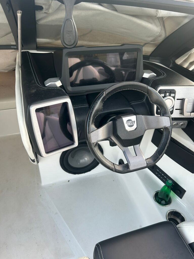 Malibu_2022_22LSV_used_boat-6